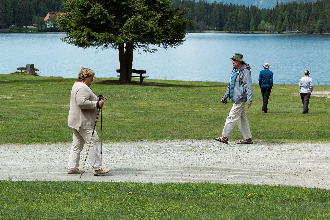 Rentner gehen am See spazieren und bleiben fit